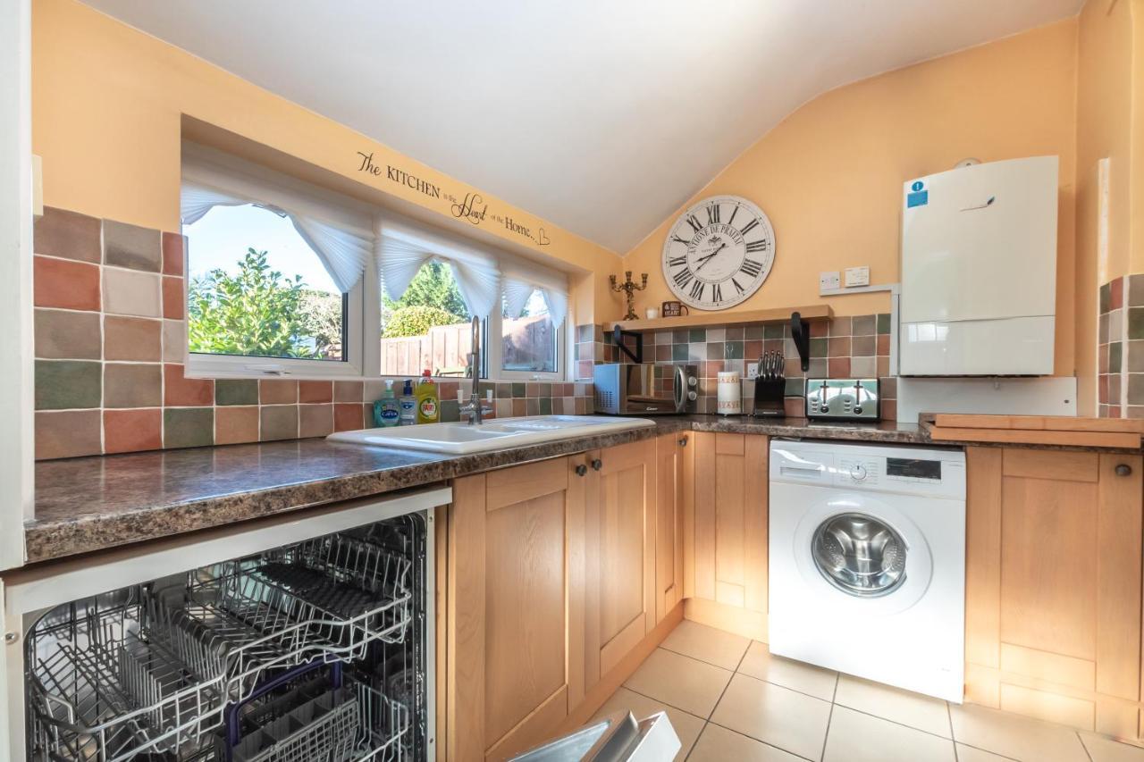 סאות'המפטון Cheerful 3-Bedroom Douglas House With Patio מראה חיצוני תמונה